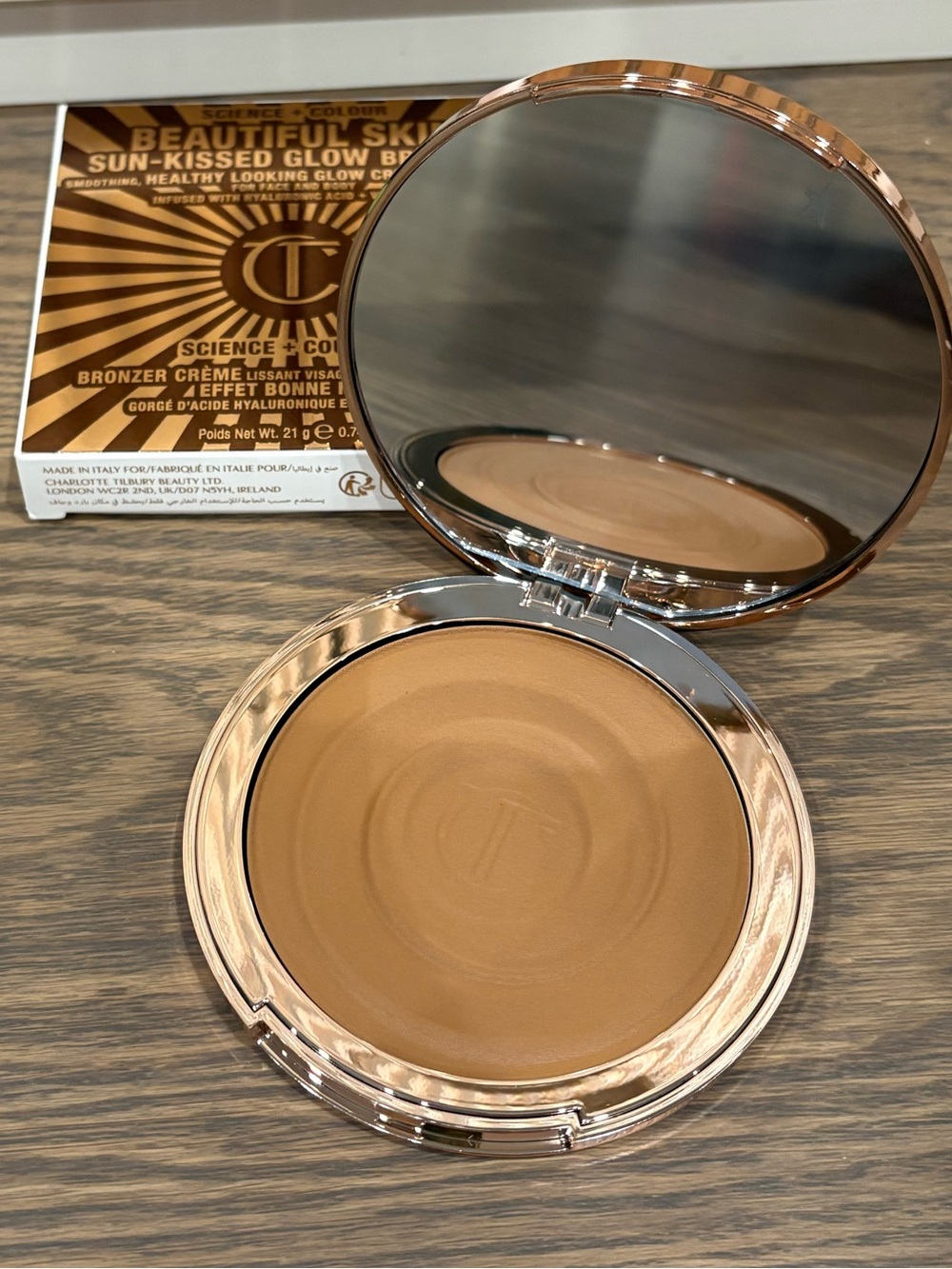 NEW in Box Charlotte Tilbury
Beautiful Skin Bronzer in Medium